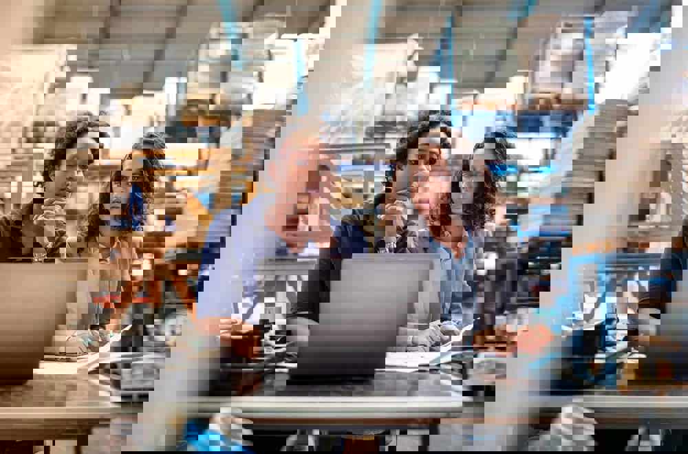 Female worker with supervisor working on laptop (1)