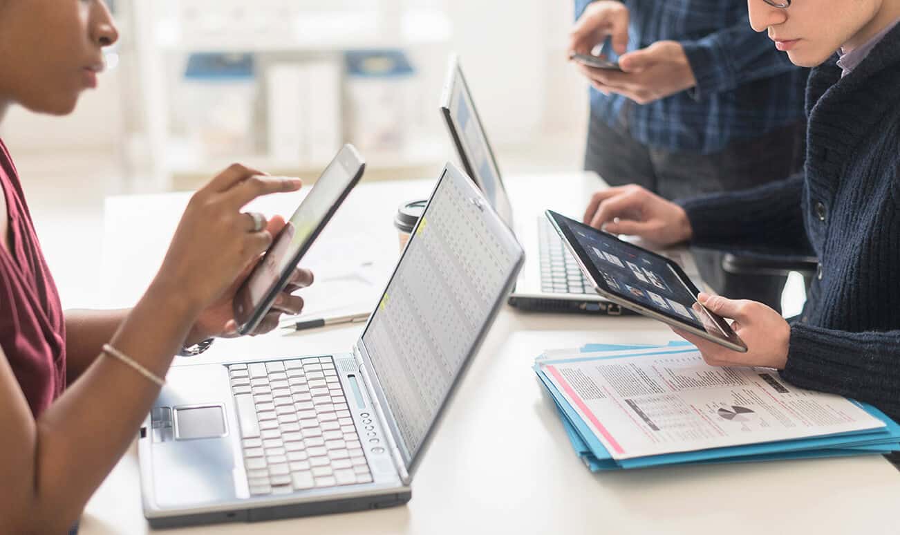 Business people using technology in office (1)