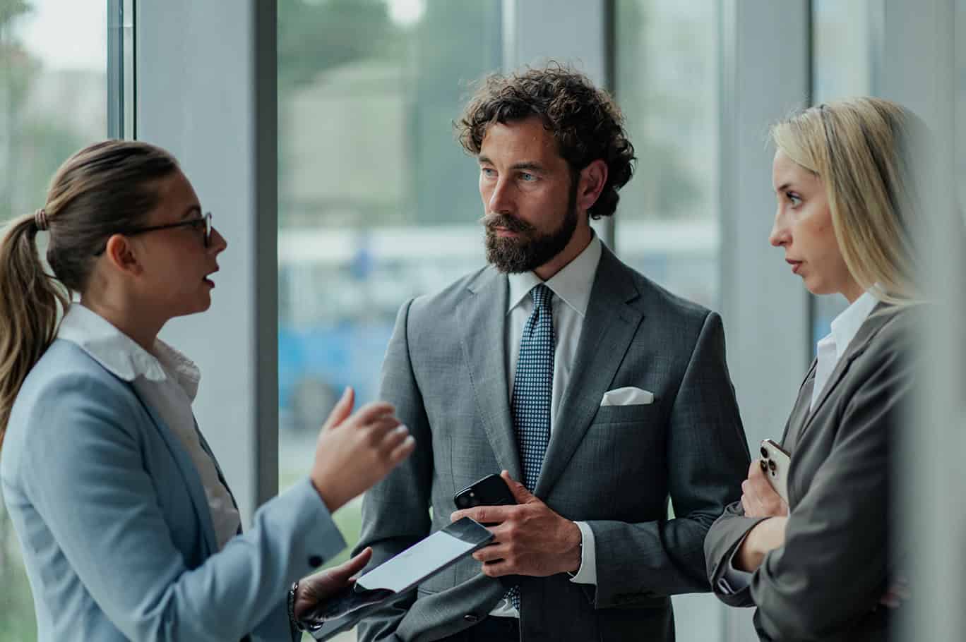 Business,team,engaging,in,lively,conversation,during,a,coffee,break