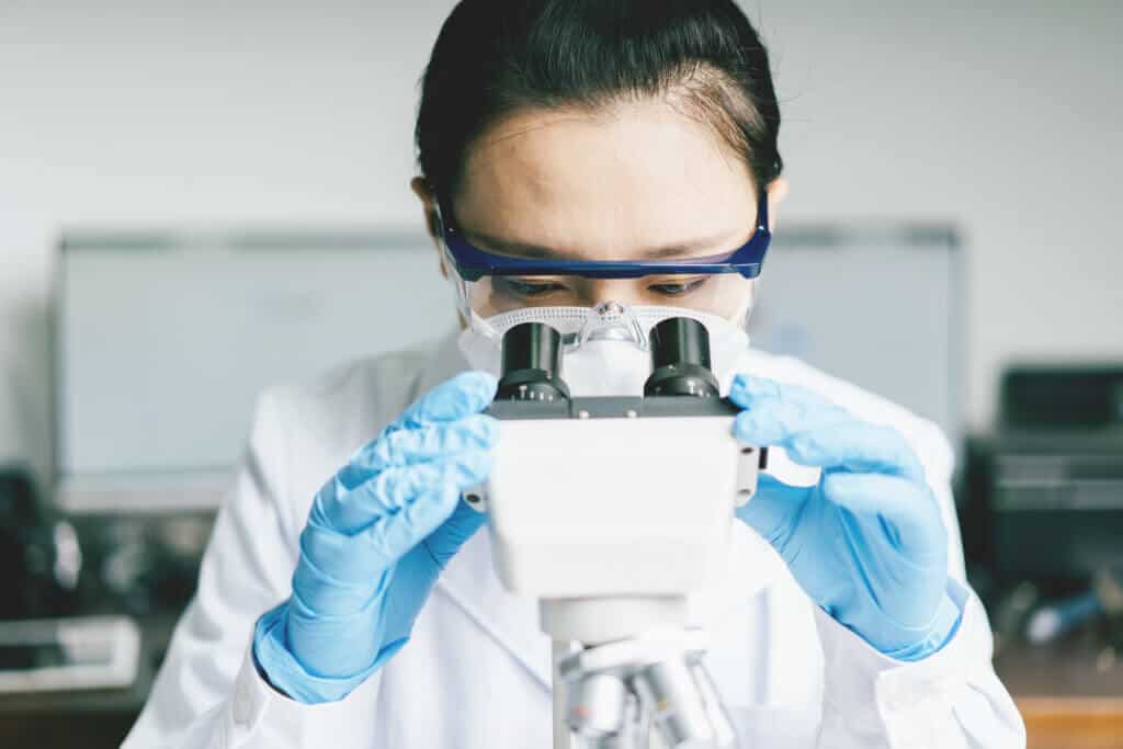 doctor working in hospital laboratory Die DNA eines Channel-Ökosystems