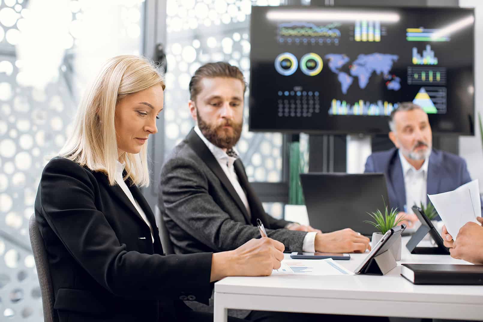 Smart,focused,businesspeople,having,meeting,in,boardroom,at,office,in