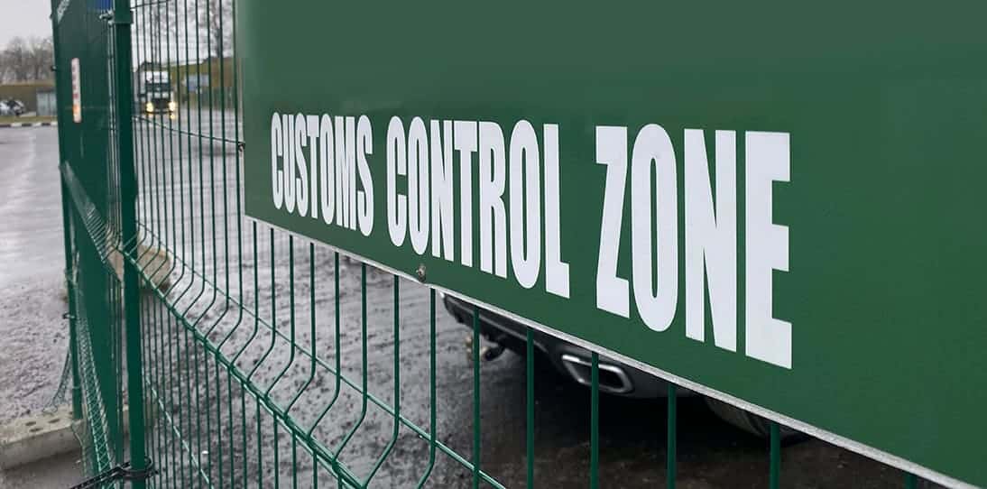 A,green,sign,with,the,inscription,"customs,control,zone".,crossing