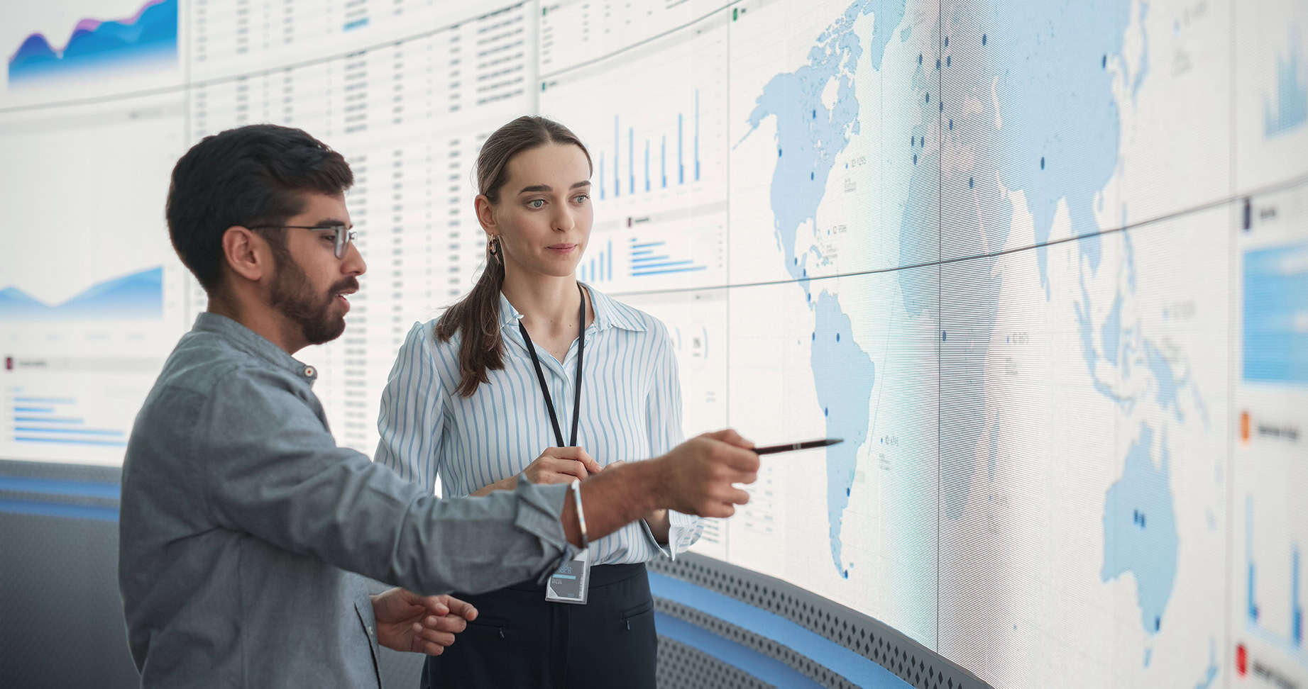 Caucasian,female,regional,manager,talking,to,indian,male,distribution,expert