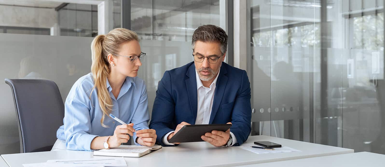 Team,leader,explain,trainee,working,process,using,tablet,pc,computer.